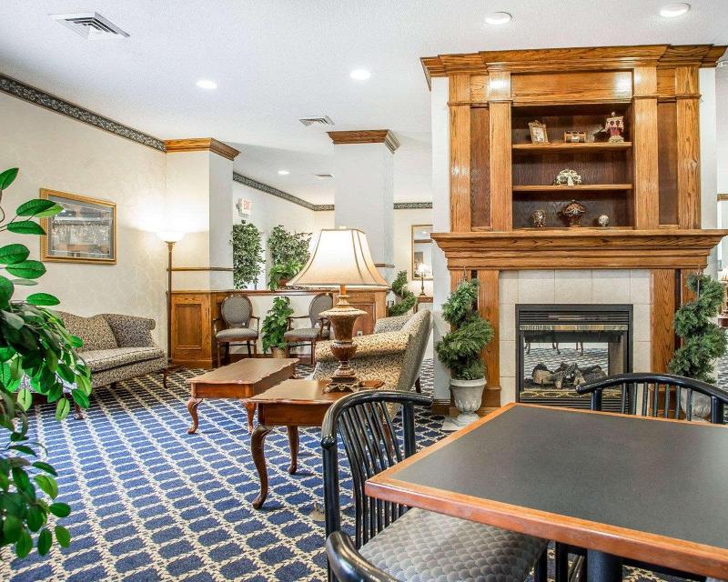 Comfort Suites Jefferson City image