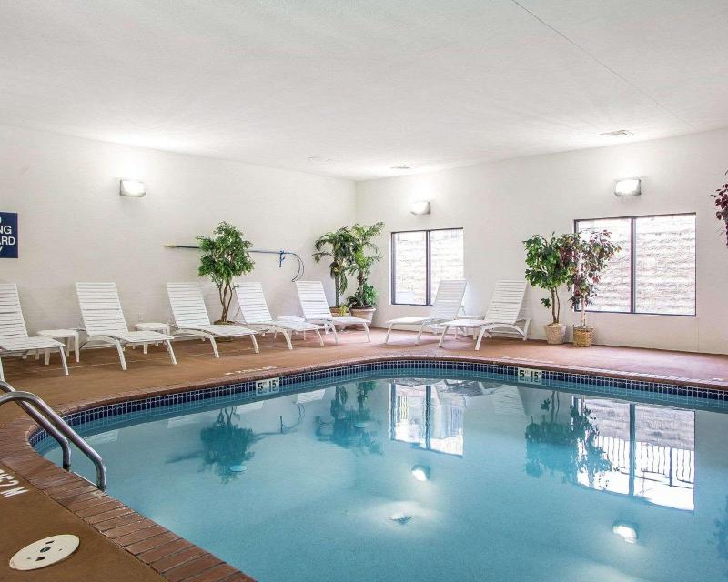 Comfort Suites Jefferson City image