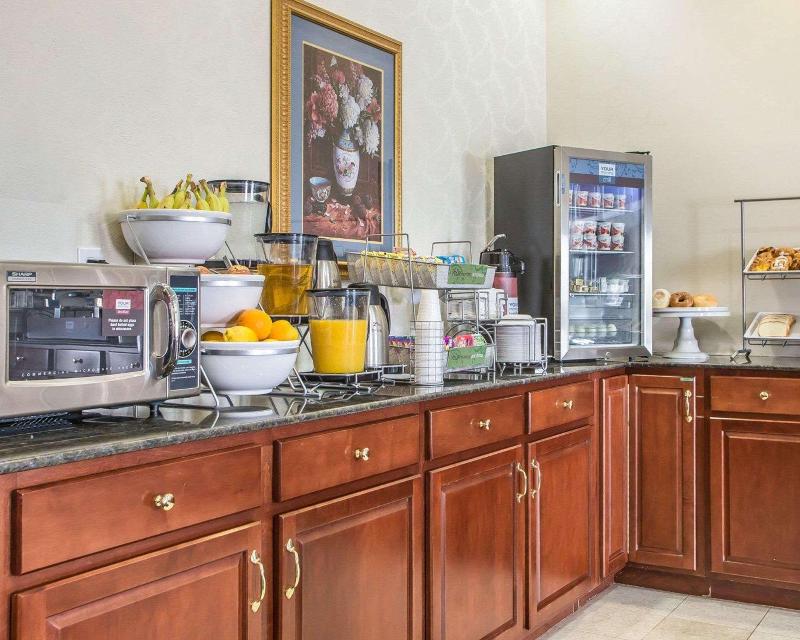 Comfort Suites Jefferson City image