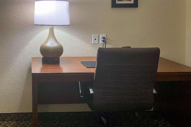 Comfort Suites Jefferson City image