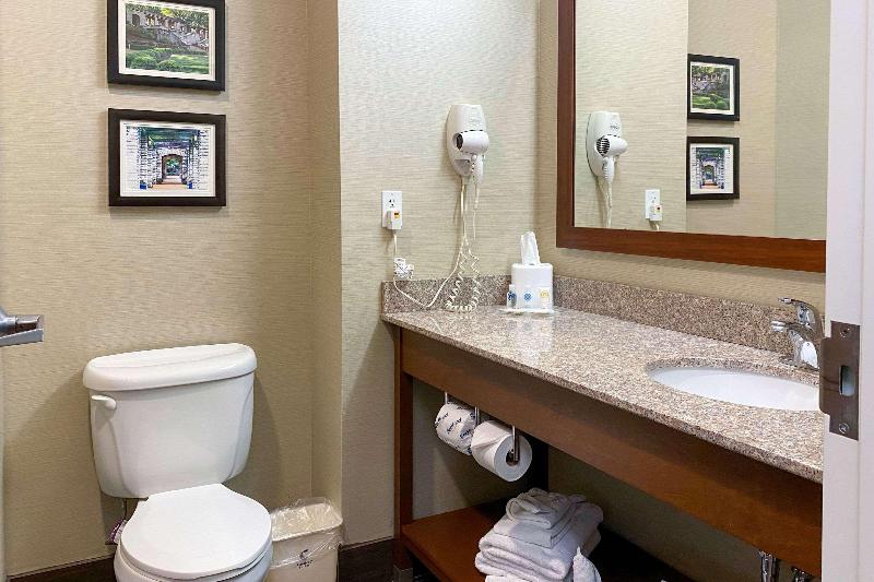 Comfort Suites Jefferson City image
