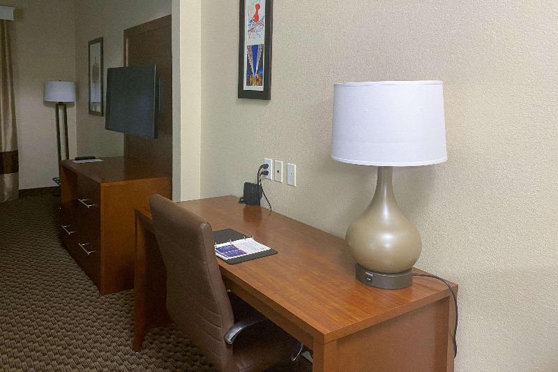 Comfort Suites Jefferson City image