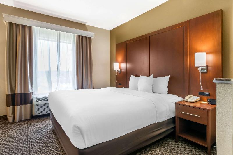 Comfort Suites Jefferson City image