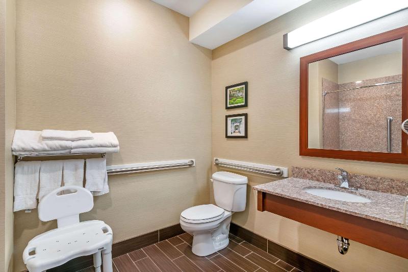 Comfort Suites Jefferson City image