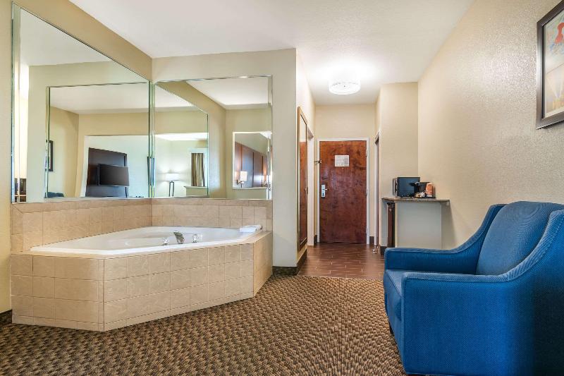 Comfort Suites Jefferson City image