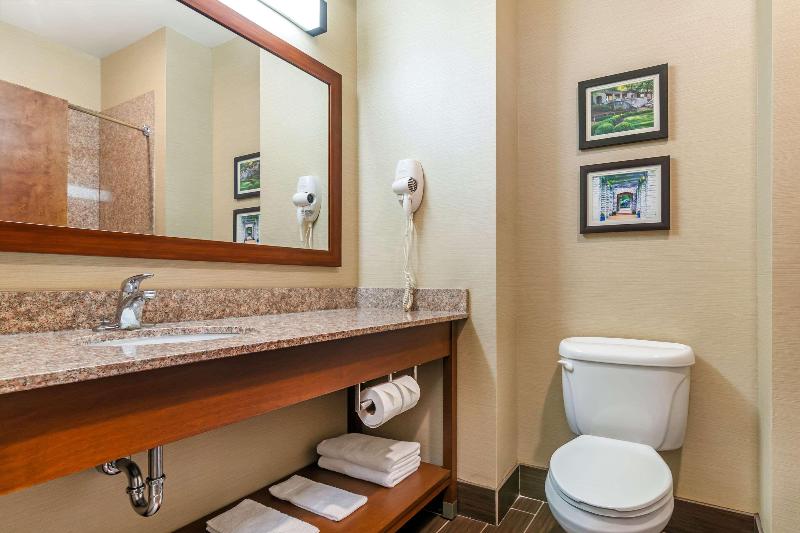 Comfort Suites Jefferson City image