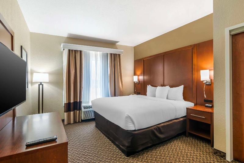 Comfort Suites Jefferson City image