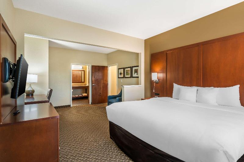 Comfort Suites Jefferson City image