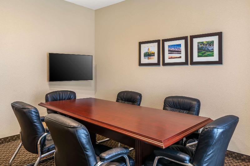 Comfort Suites Jefferson City image