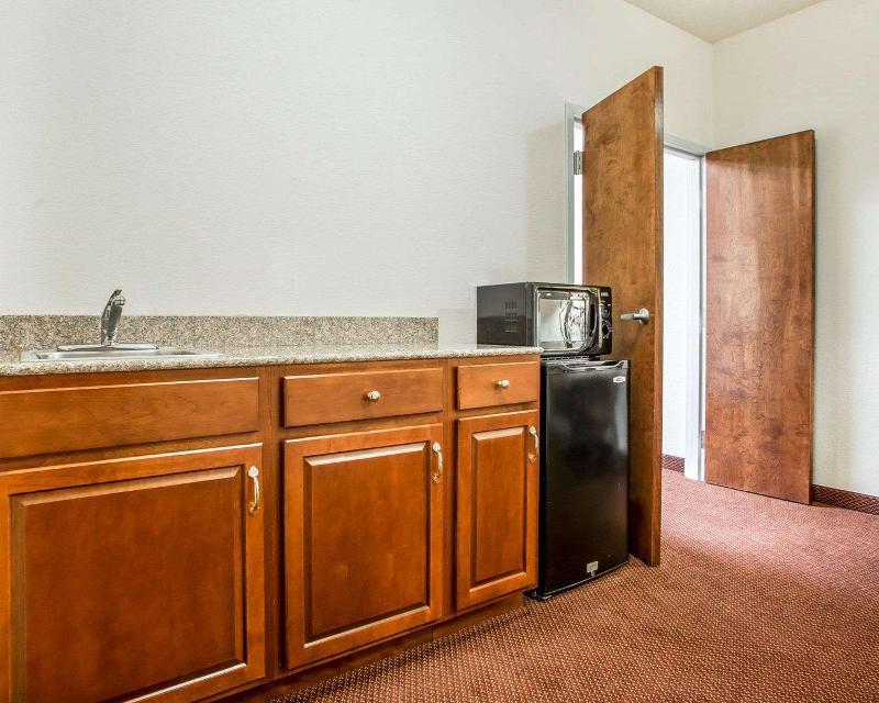 Comfort Suites Jefferson City image