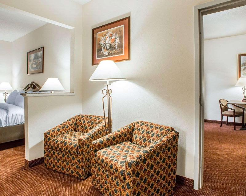 Comfort Suites Jefferson City image