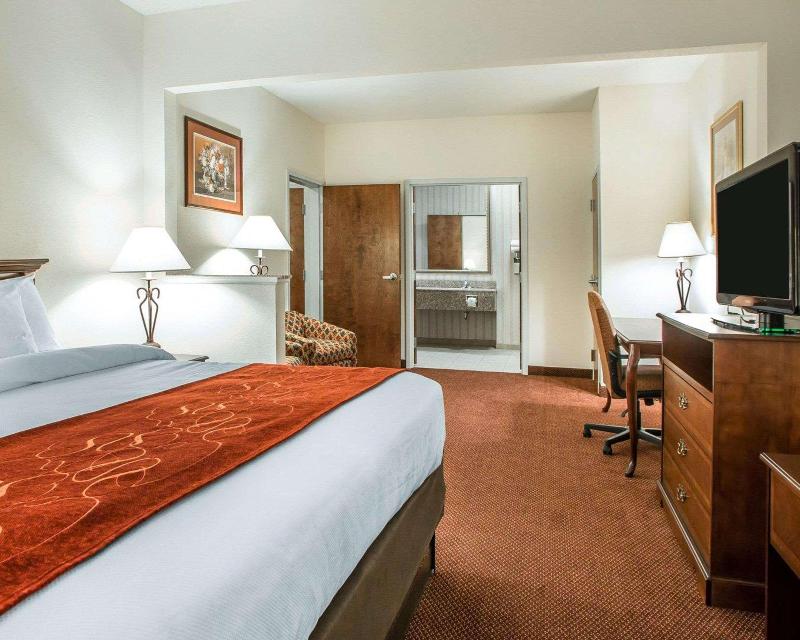 Comfort Suites Jefferson City image