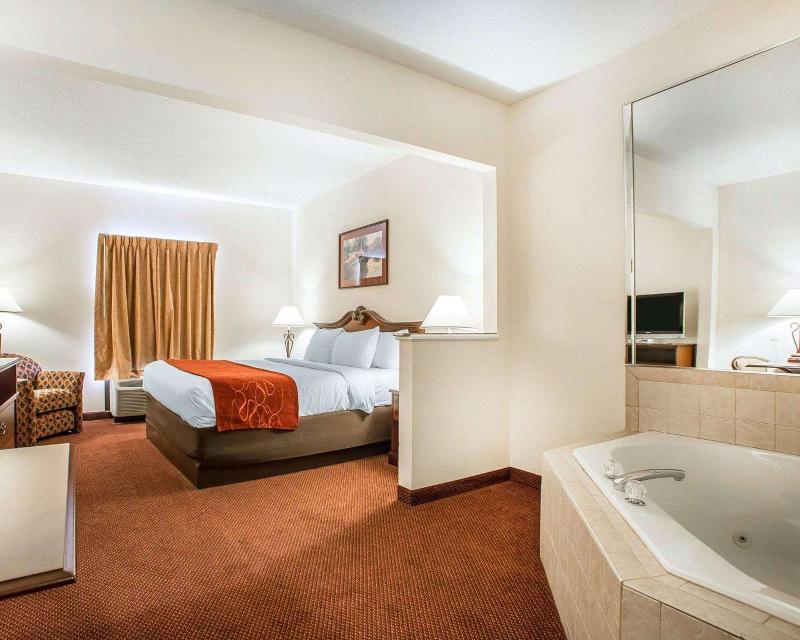 Comfort Suites Jefferson City image
