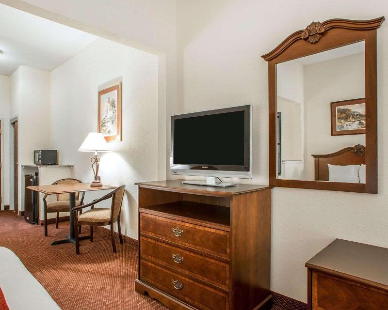 Comfort Suites Jefferson City image
