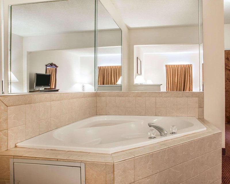 Comfort Suites Jefferson City image