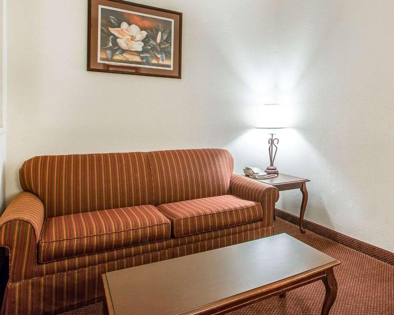 Comfort Suites Jefferson City image