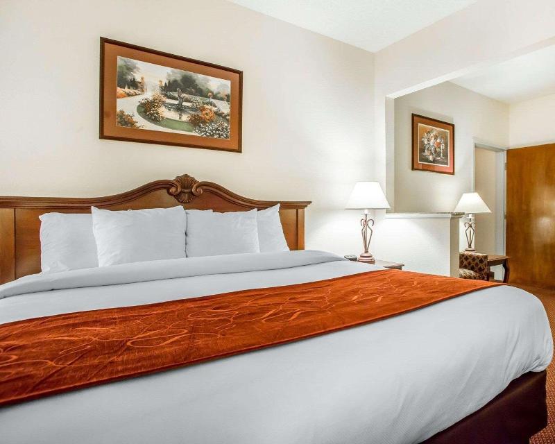 Comfort Suites Jefferson City image
