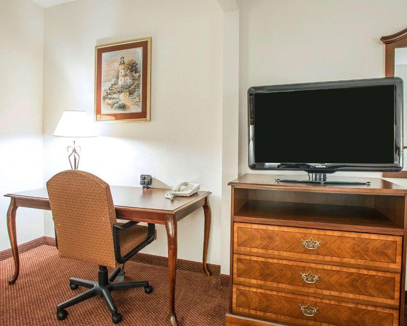 Comfort Suites Jefferson City image