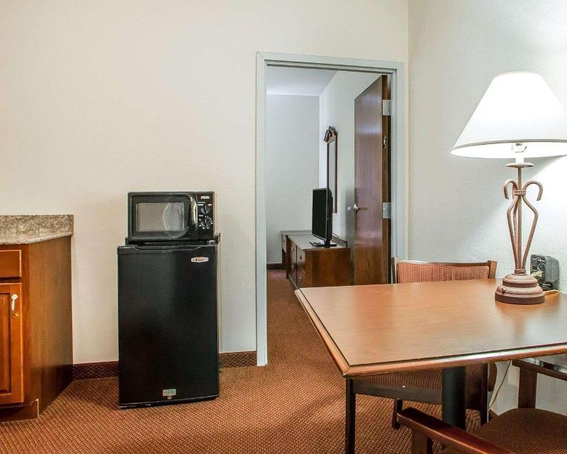 Comfort Suites Jefferson City image
