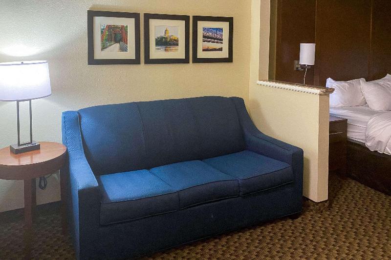 Comfort Suites Jefferson City image