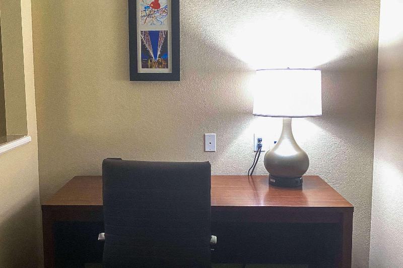 Comfort Suites Jefferson City image