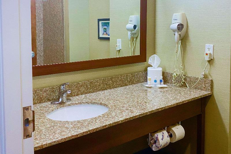 Comfort Suites Jefferson City image