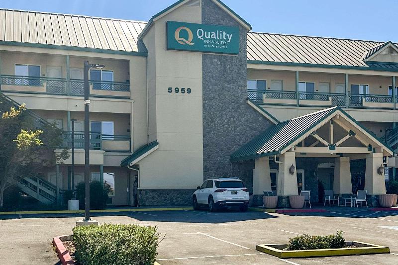 Quality Inn & Suites Ulmar Area image