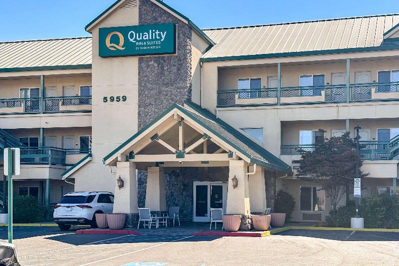 Quality Inn & Suites Ulmar Area image