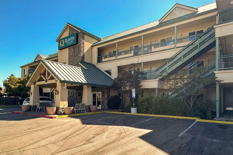 Quality Inn & Suites Ulmar Area image