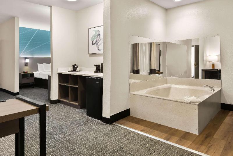 Comfort Suites North Fossil Creek image