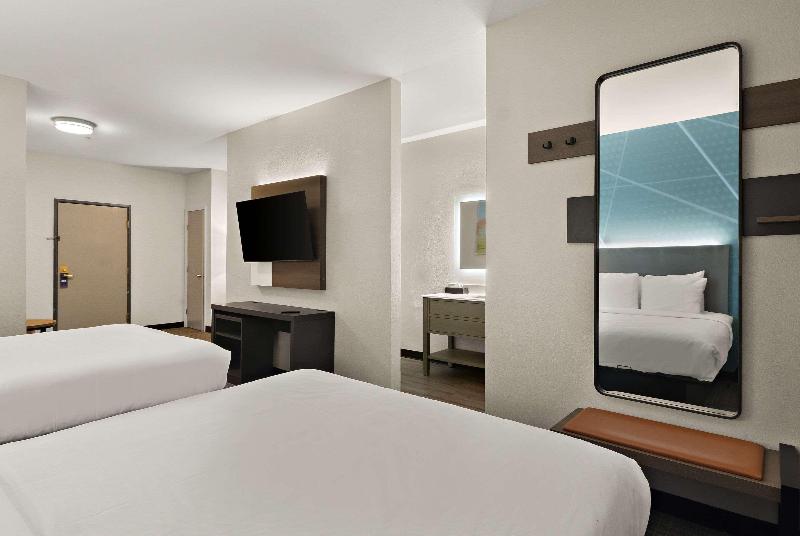 Comfort Suites North Fossil Creek image