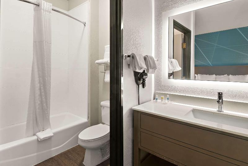Comfort Suites North Fossil Creek image
