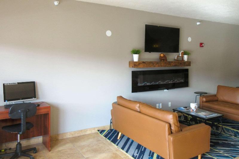 Quality Inn & Suites Salina National Forest Area image