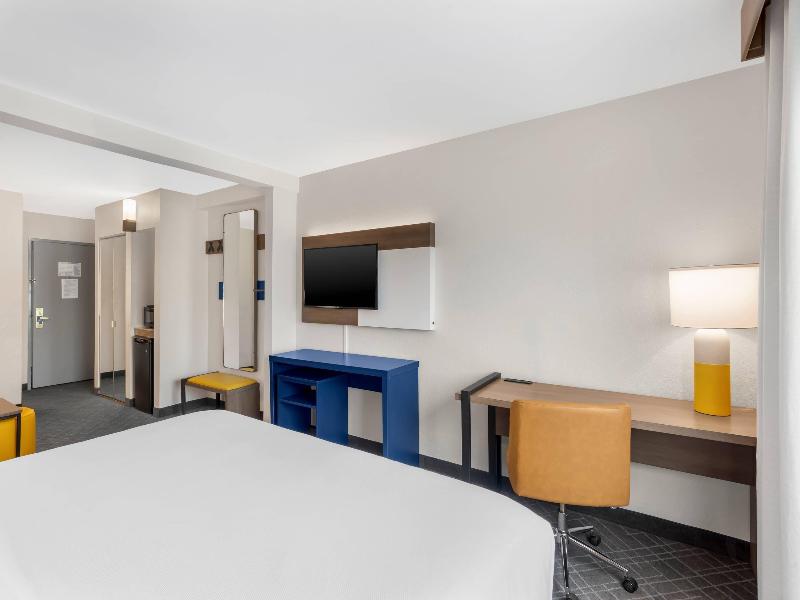Comfort Inn & Suites Suwanee - Sugarloaf image