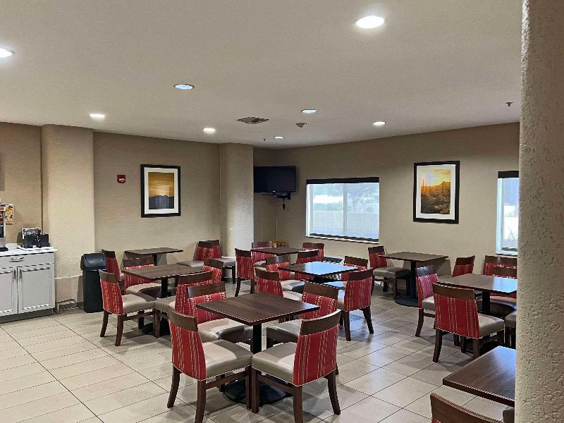 Comfort Suites Peoria Sports Complex image