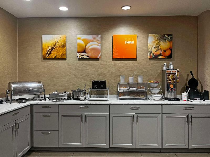 Comfort Suites Peoria Sports Complex image