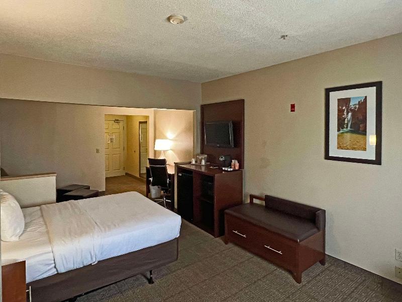 Comfort Suites Peoria Sports Complex image