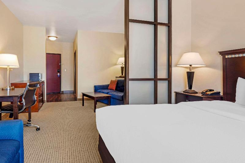 Comfort Suites Palestine Area image