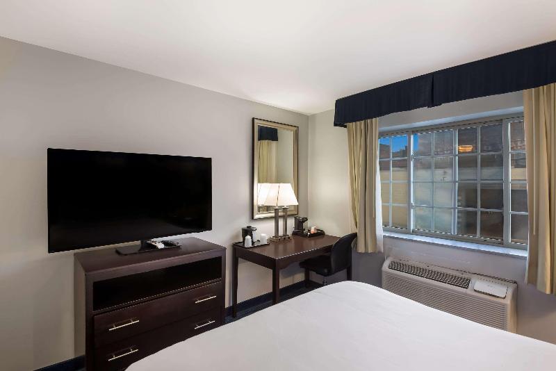 Quality Inn & Suites Downtown image