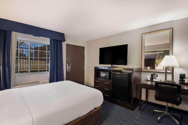 Quality Inn & Suites Downtown image