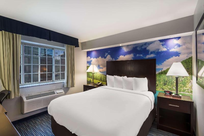 Quality Inn & Suites Downtown image
