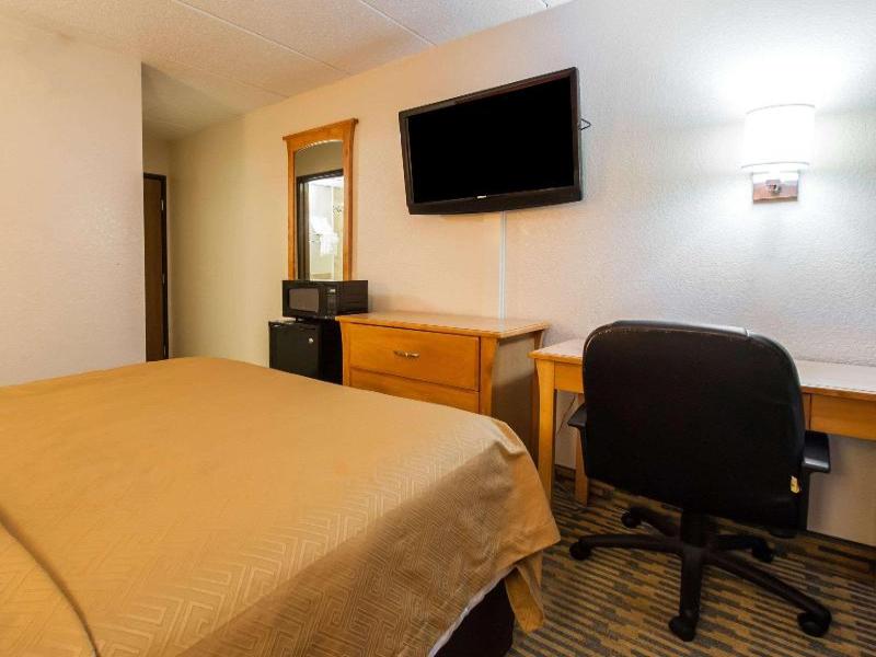 Econo Lodge Kansas City Downtown North image