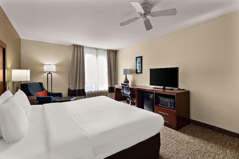 Comfort Inn & Suites Sequoia Kings Canyon image
