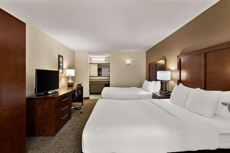 Comfort Inn & Suites Sequoia Kings Canyon image