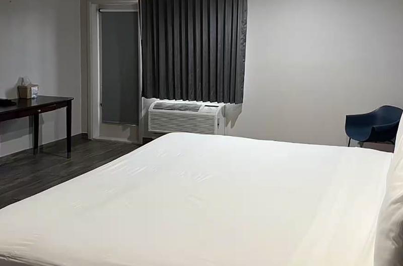 Super 8 byWyndham Mesa Downtown Near ConventionCtr