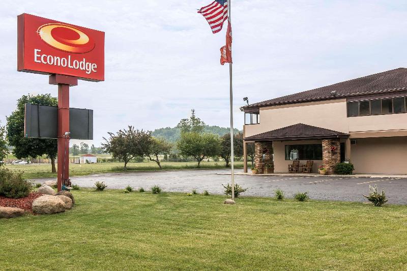 Econo Lodge Paw Paw Area image 2