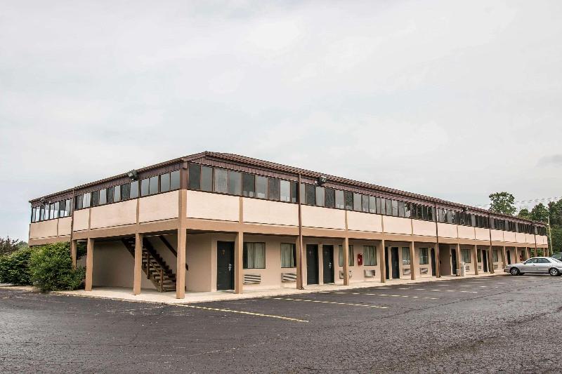 Econo Lodge Paw Paw Area image 6