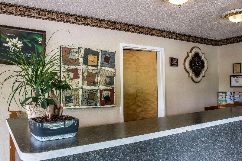 Econo Lodge Paw Paw Area image