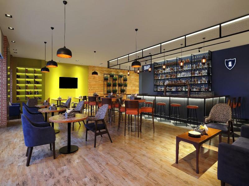 Four Points By Sheraton Hotel and Serviced Apt image