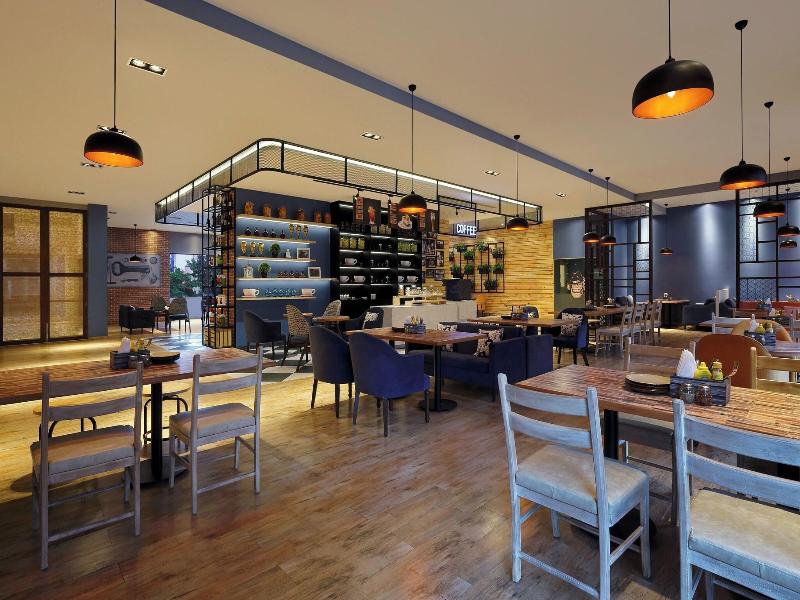 Four Points By Sheraton Hotel and Serviced Apt image